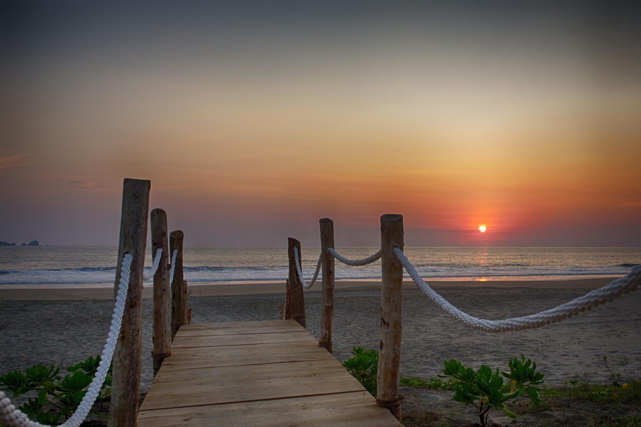 Marea Beachfront Villas Zihuatanejo Exterior photo